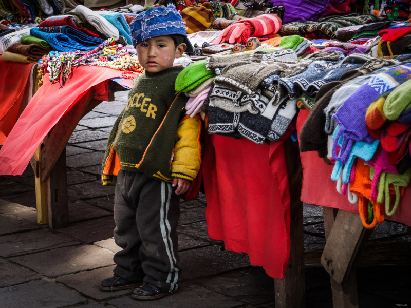 Junge Verkäufer in Peru